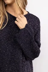 Sweater de tejido de punto con acabado brillante, de corte holgado, cuello redondo y manga larga.