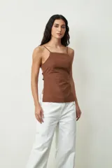 Musculosa marrón con tirantes finos y escote recto asimétrico.