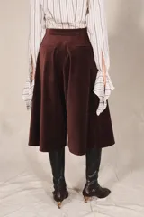 Bermuda ancha de tiro medio de terciopelo bordó con diseño de pierna ancha y caída fluida.