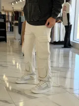 Pantalón de jean estilo cargo, color azul, de corte ancho y holgado, con múltiples bolsillos laterales en muslos y pantorrillas.