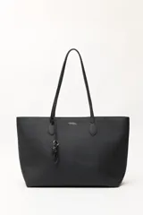 Cartera tipo tote de diseño minimalista y estructura flexible, confeccionada en material sintético con acabado mate. Cuenta con asas largas para llevar al hombro y un compartimento principal amplio.