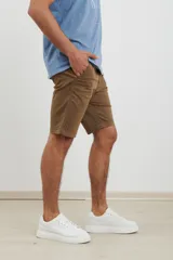 Bermuda color tostado con bolsillos laterales y traseros, y costuras decorativas.