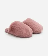 Pantufla cerrada de mujer confeccionada en tejido de peluche suave, con suela de goma termoplástica.