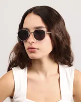 Lentes de sol redondos con marco plateado y lentes oscuros. Protección UV400.