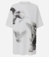 Remera de corte boxy en algodón, color blanco con estampa artística de ángeles en escala de grises. Presenta cuello redondo y mangas cortas.