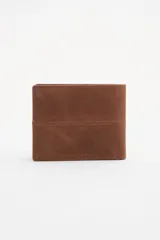 Billetera de cuero marrón con pespuntes decorativos y logo grabado en el frente. Interior con compartimentos y forro de algodón.