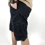 Bermuda de jean color negro con bolsillos cargo.