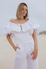 Pantalón de lino a rayas horizontales en tonos naranja, rosa y gris.