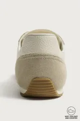 Zapatilla deportiva barefoot de hombre, confeccionada en combinación de piezas de piel con acabado serraje en color marrón, con cordones y suela fina de goma en contraste.