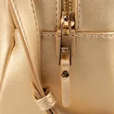 Cartera dorada confeccionada en símil cuero, con doble asa de mano fija y correa ajustable para llevar cruzada o al hombro. Cuenta con cierre superior y placa frontal con logo de la marca.