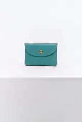 Monedero de cuero turquesa con solapa redondeada y botón a presión metálico dorado.