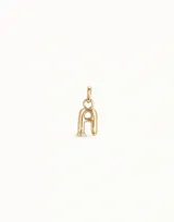 Charm con forma de letra A, inspirado en el diseño de clavo de la marca UNOde50, fabricado en metal con baño de oro.