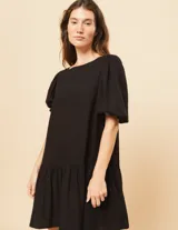 Vestido corto rojo de lino con escote bote y mangas abullonadas.