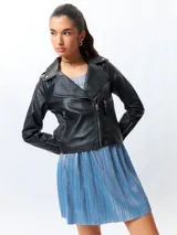 Minifalda plisada color celeste con sutil brillo y cintura elastizada.