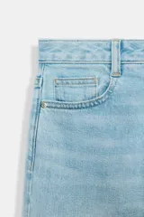 Pantalón de jeans estilo relaxed fit, de tiro alto, color azul con efecto lavado y botamanga con vuelta. Cuenta con cinco bolsillos, trabillas para cinto y cierre frontal con cremallera y botón metálico.