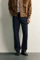 Jeans straight fit de corte recto confeccionados en denim de algodón color negro con efecto lavado. Posee diseño clásico de cinco bolsillos y cierre frontal con cremallera y botón metálico.