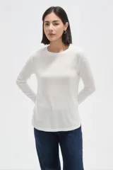 Remera de manga larga con cuello a la base, confeccionada en tejido de punto canalé con diseño holgado.