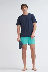 Short de baño liso en color verde, con corte recto y elástico en la cintura.