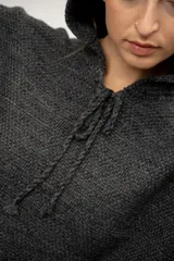 Poncho tejido en telar en lana merino color gris, con capucha y detalles hechos a mano en crochet.