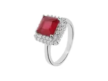 Anillo de plata 925 con raíz de rubí rectangular y circonias engarzadas alrededor de la piedra principal.