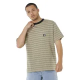 Remera de hombre Rip Curl, de manga corta y corte recto, con cuello redondo negro y estampado a rayas horizontales en tonos beige y marrón. Tiene un bolsillo en el pecho con el logo de la marca.