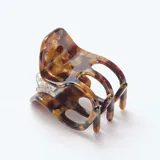 Lote de dos pinzas pequeñas para el cabello con diseño de carey y estampado animal print.