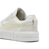 Championes Puma modelo Cali Court, color blanco con detalles en tono crema. Presentan una suela de plataforma robusta, diseño de caña baja y el logo de la marca en el lateral y la suela.