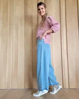 Pantalón de jean azul de corte palazzo.