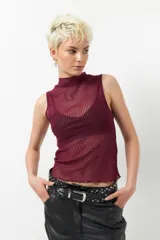 Top negro sin mangas de cuello alto, confeccionado en tela semitransparente con textura acanalada y acabado brillante.