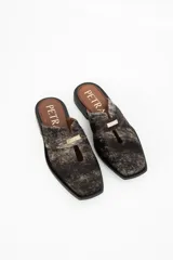 Zuecos de cuero color bordó con punta cuadrada, detalle de abertura en el empeine y aplique metálico dorado.