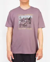 Remera lila de manga corta con cuello redondo y estampa frontal de estilo gráfico y texto en tonos amarillos y negros.
