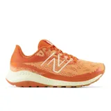 Championes de trail running New Balance DynaSoft Nitrel v5 para mujer, color naranja con detalles en blanco y suela marrón. Fabricados con tejido impermeable GORE-TEX®, entresuela DynaSoft y suela AT Tread.