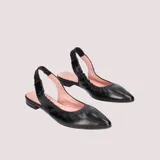 Ballerinas destalonadas negras de cuero elastizado, con punta fina y taco cuadrado de 1 cm.