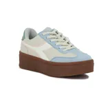 Championes Diadora modelo Bamplat para mujer, con plataforma gruesa color marrón. El cuerpo del zapato es de múltiples paneles en tonos beige claro, celeste pastel, blanco y detalles en verde menta en el talón. Presenta el logo Diadora en blanco en el lateral y cordones blancos.
