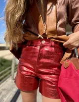 Shorts de cuero color rojo metalizado, de tiro alto y corte ajustado.