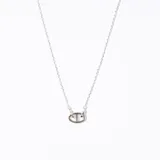 Collar plateado con dije ovalado con forma de eslabón de cadena.