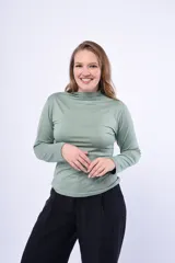 Polera verde de modal con cuello alto y mangas largas.