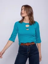 Top de manga 3/4 con cuello redondo y detalle de dos aberturas tipo cut out en el escote frontal.
