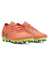 Championes de fútbol Under Armour Magnetico Pro 4 FG, color naranja con suela y detalles en verde lima. Presentan tecnología UA Clone en la parte superior para un ajuste personalizado, impresión 3D para mayor control y cuello de punto tipo calcetín.