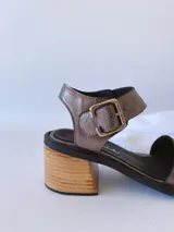 Sandalias de cuero color peltre con taco de madera.