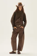 Polera de tejido de punto con diseño de ochos y detalles de tientos en contratono en las mangas. Presenta cuello alto y corte cropped.