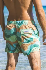 Short de baño Von Braun con estampado de ondas en tonos verdes y beige. Cuenta con cintura elástica, dos bolsillos laterales, un bolsillo trasero con solapa y etiqueta de la marca.