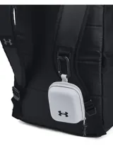 Mochila Under Armour negra con logo en el frente, múltiples bolsillos y correas ajustables. Fabricada con materiales resistentes al agua.