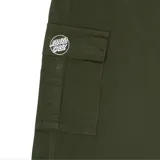 Pantalón cargo verde militar de corte recto, con bolsillos laterales y logo de Santa Cruz en el bolsillo izquierdo.