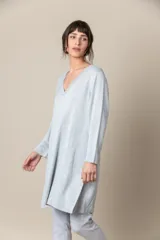 Túnica negra de hilo metalizado con escote en V con apliques de strass, manga tres cuartos y tajos laterales.