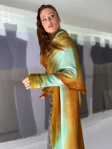 Chal de lana merino teñida, color naranja y celeste, de tejido fino y suave.