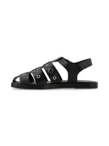 Sandalia tipo cangrejera de cuero graneado color negro, con diseño de tiras cruzadas decoradas con ojales metálicos. Cuenta con tira ajustable al tobillo con hebilla metálica y suela plana de PVC.