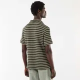 Remera polo de manga corta con diseño a rayas horizontales en color verde kaki y blanco, con cuello polo y escote en V.