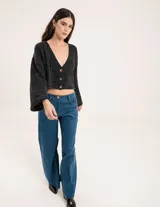 Saco tejido en mohair color gris oscuro, largo a la cintura con mangas oxford y botones marrones.