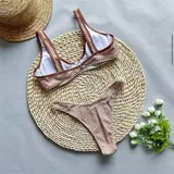 Conjunto de bikini con corpiño con aros y almohadillas desmontables, y bombacha semivedetina.